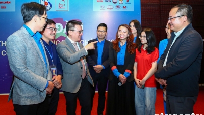 Ông Lê Quốc Minh - Ủy viên Trung ương Đảng, Tổng Biên tập Báo Nhân dân, Phó Trưởng Ban Tuyên giáo Trung ương, Chủ tịch Hội Nhà báo Việt Nam và các đoàn viên thanh niên bên lề tọa đàm.